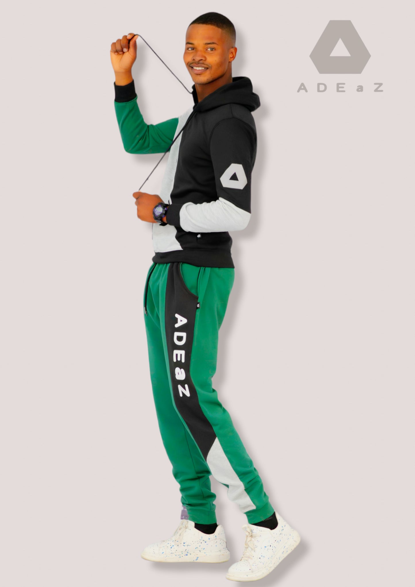 Men's jogging bottoms in hunter green, providing relaxed and versatile comfort for active or casual wear.